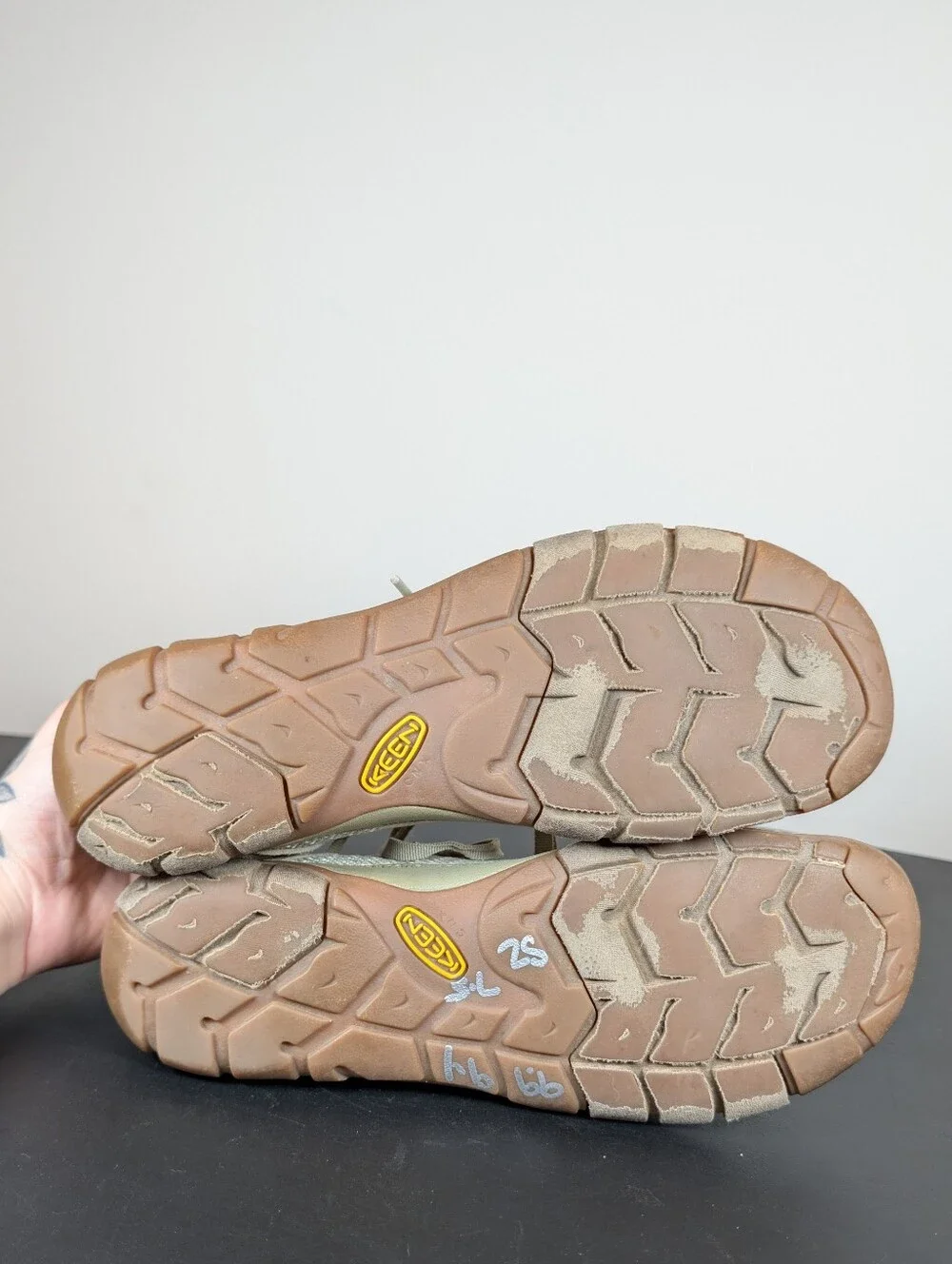 KEEN Hush Knit CNX Lightweight Trail Hiking Sneakers Gray Womens 8.5 Low Top